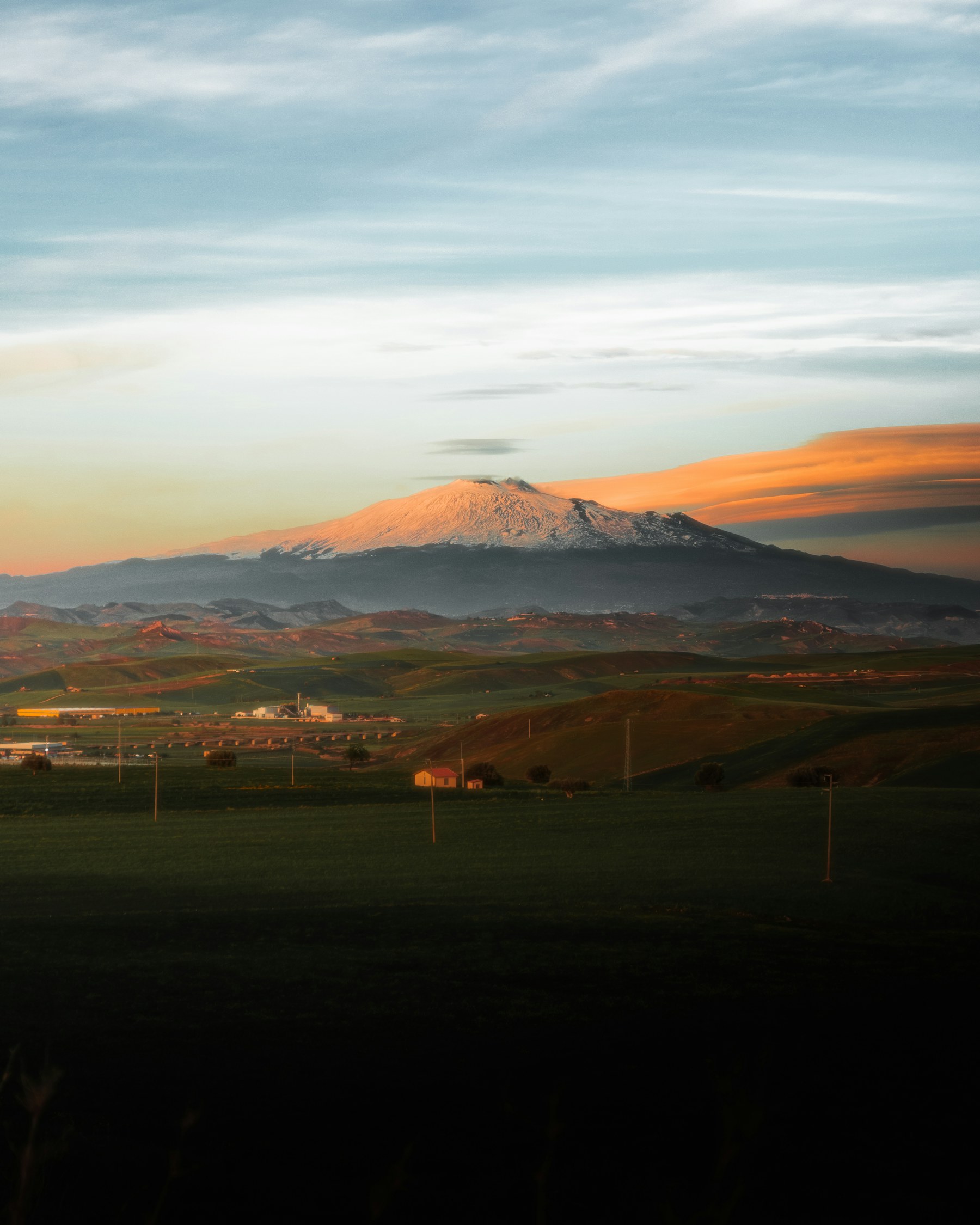 Etna al tramonto tra crateri e colate laviche